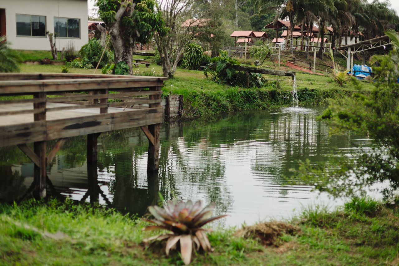 Área externa com lago e deck de madeira
